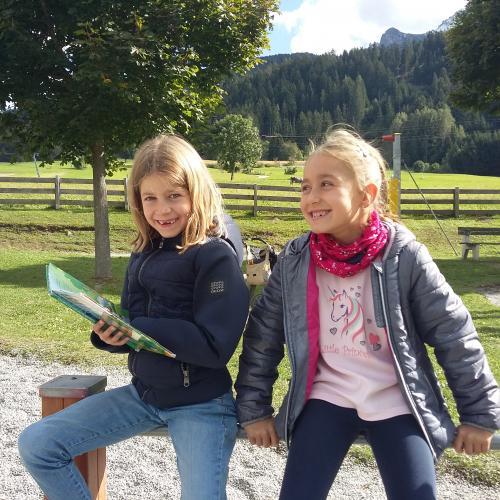 Kinder am Spielplatz
