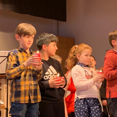 Vier Kinder sprechen vier Kerzen