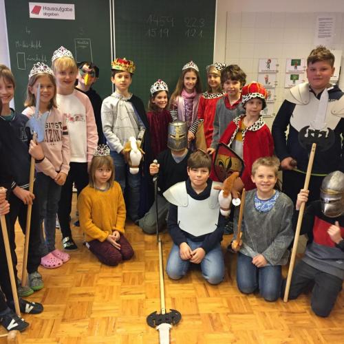 Kinder posieren mit Mittelaltergegenständen