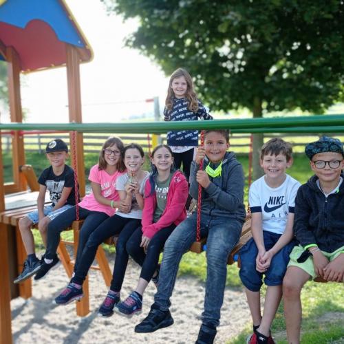 Kinder auf Brücke
