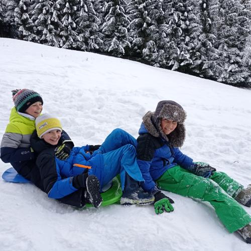 Buben im Schnee
