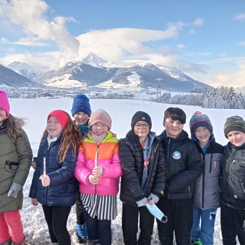 Gruppe Kinder im Schnee