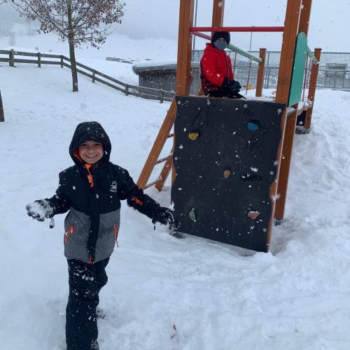 Kind mit Schneeball