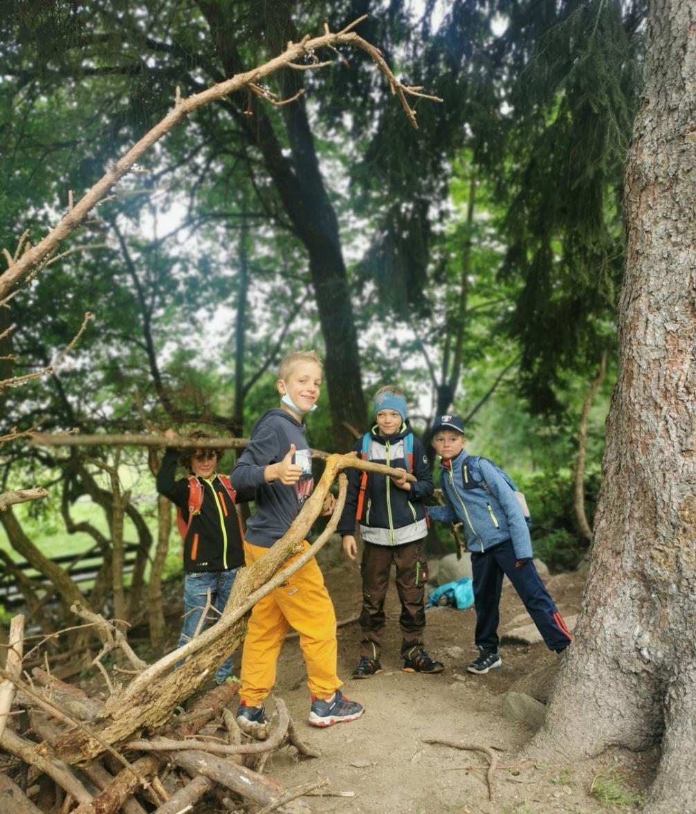 Jungs beim Holzhütten bauen.