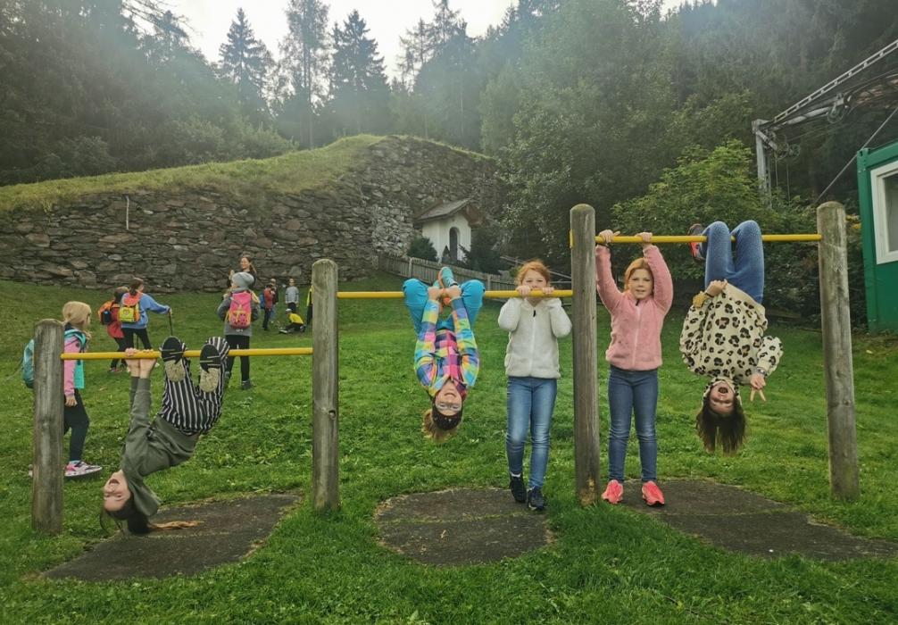 Kinder beim Turnen