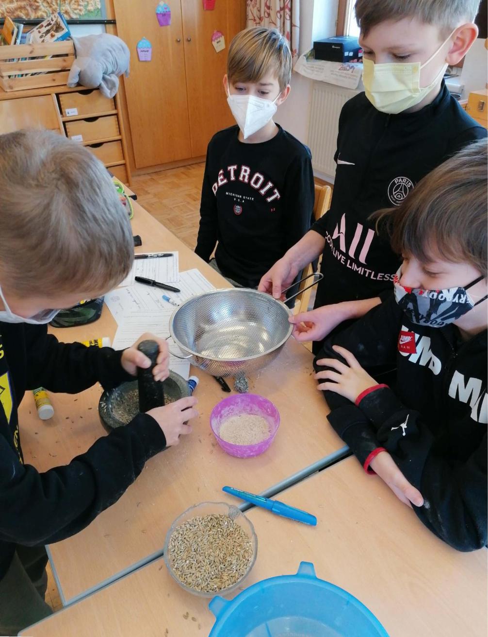 Die Jungs beim Brotbacken. 