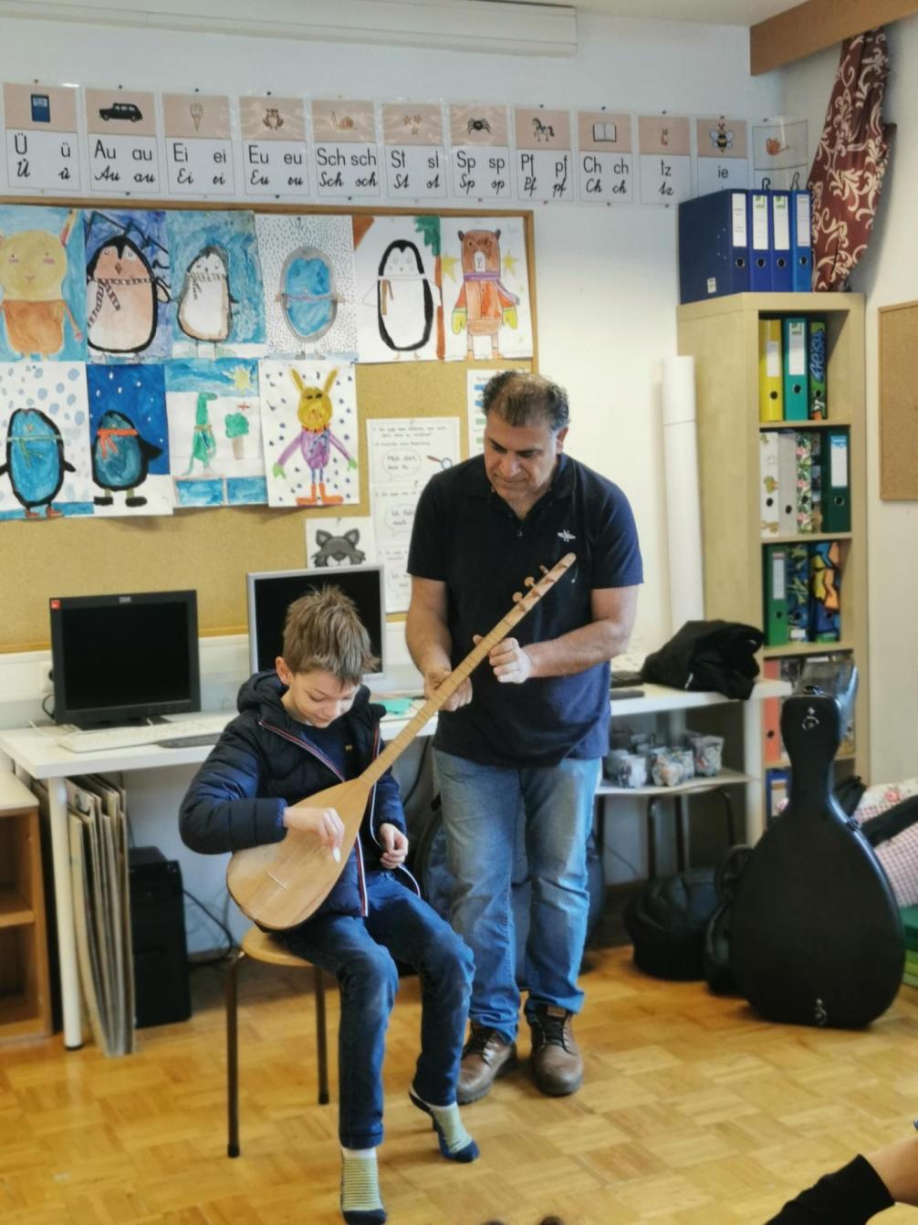 Kinder beim Instrumente spielen