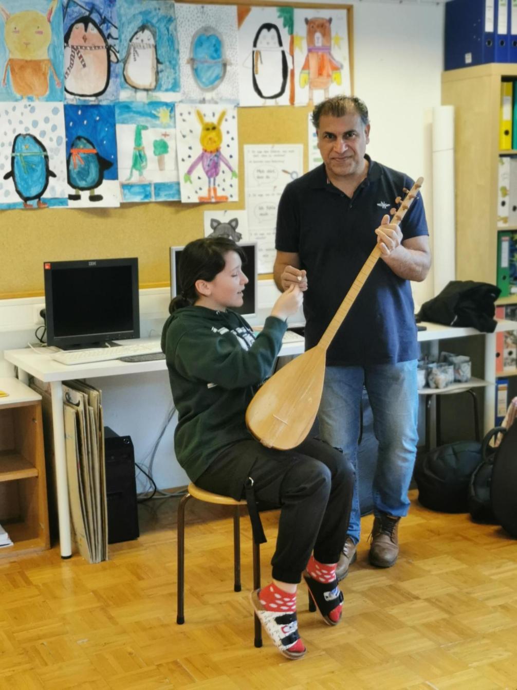 Kinder beim Instrumente spielen