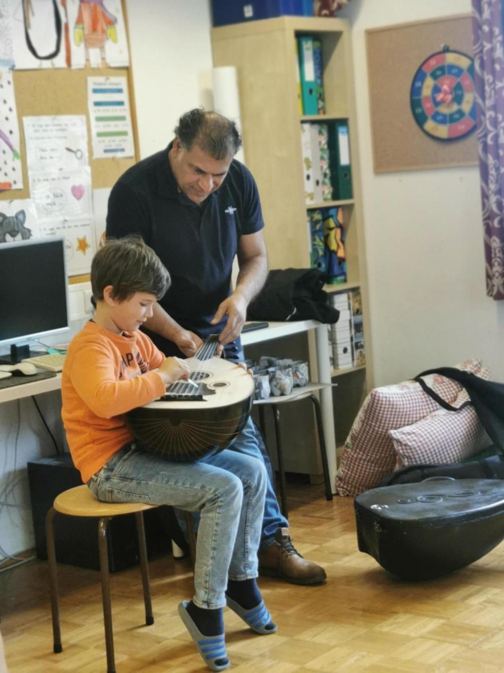 Kinder beim Instrumente spielen