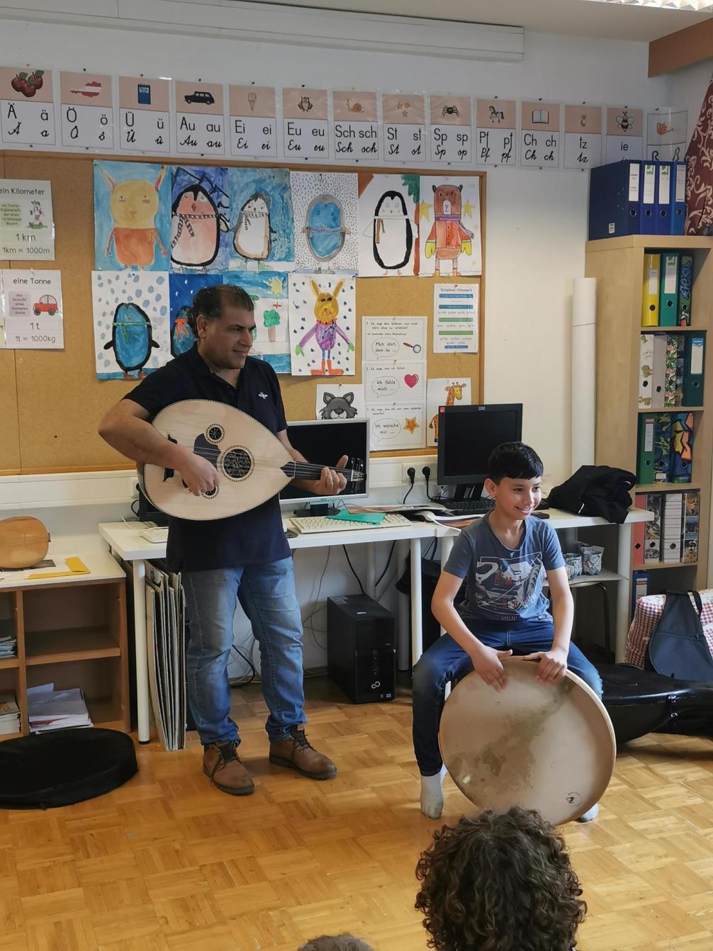 Kinder beim Instrumente spielen