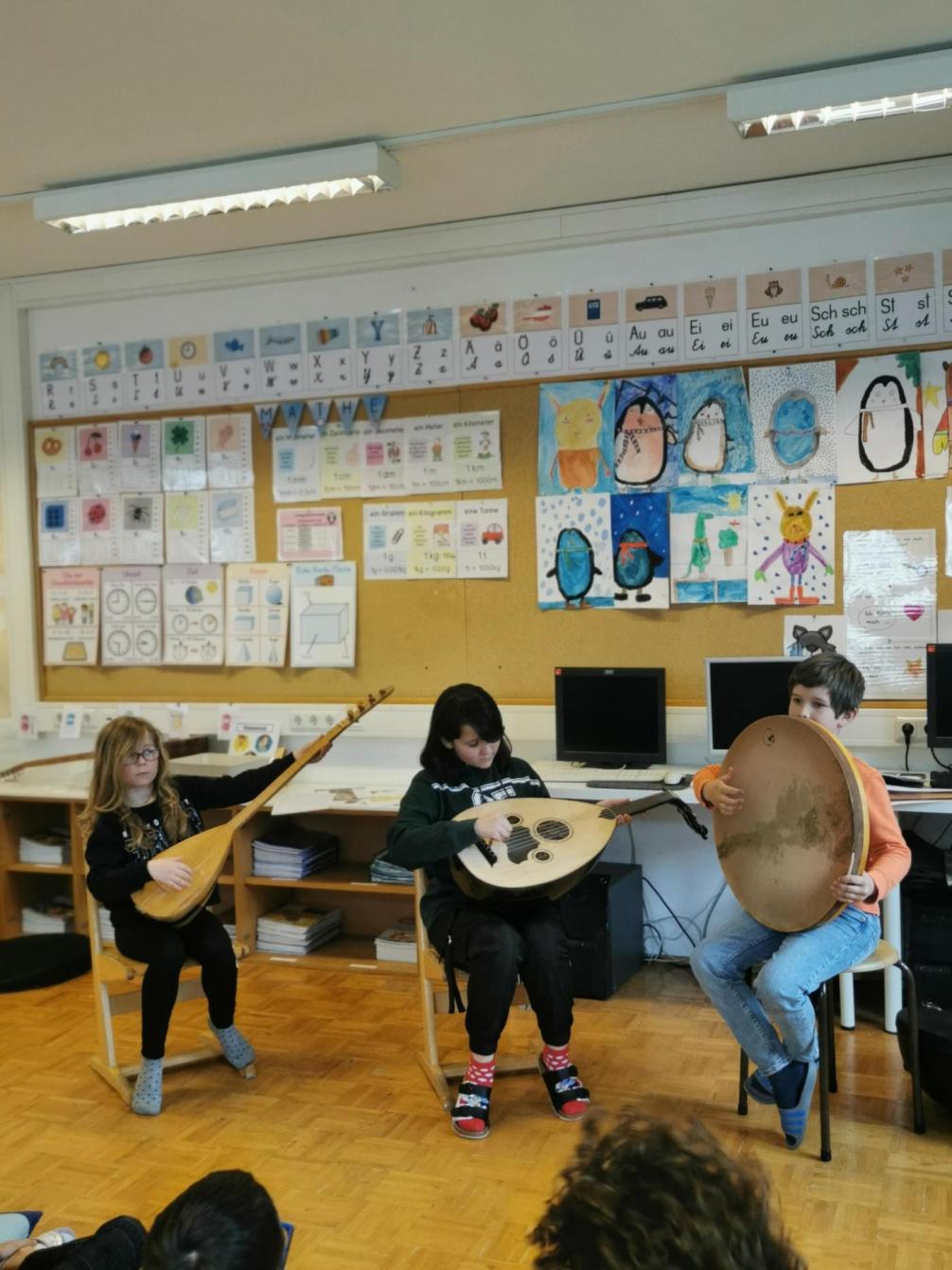 Kinder beim Instrumente spielen