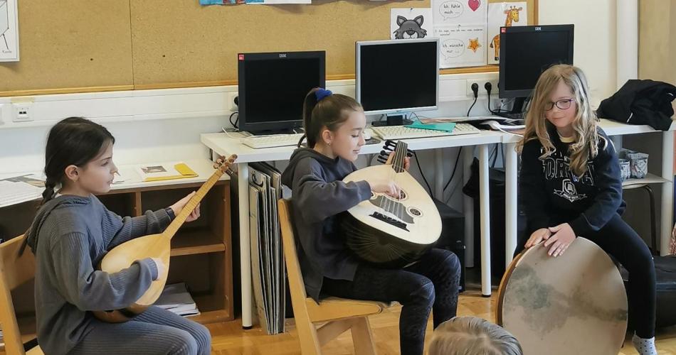 Kinder beim Instrumente spielen